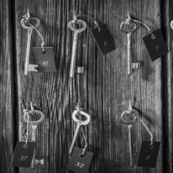Findet den richtigen Schlüssel, um dem Escape Room im Story House Plettenberg zu entkommen Im Story House Plettenberg öffnet nur der richtige Schlüssel die Tür aus dem Escape Room